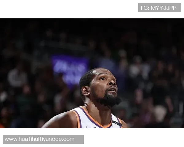 杜兰特苦战上半场表现抢眼砍下全队最高15分助力球队奋战